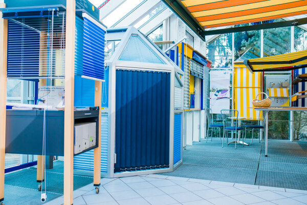 Ausstellung mit verschiedenen Sonnenschutzsystemen wie Jalousien und Markisen im Wintergarten.