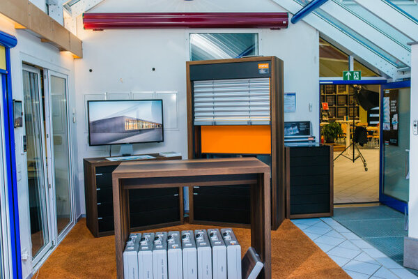 Moderne Ausstellung für Rollläden und Sonnenschutz mit Mustern und Infomaterial im Showroom.